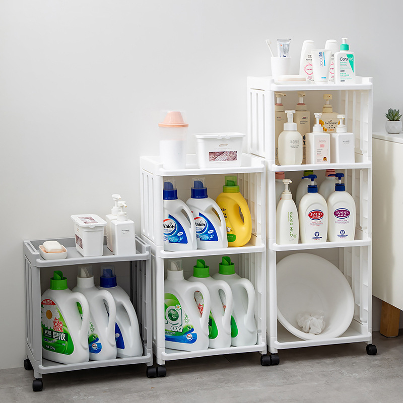 Plastmasas vannas istabas statīvs ar riteņiem, daudzslāņu dizains, paredzēts veļas mazgāšanas līdzekļu uzglabāšanai, moderns minimālisma stils.