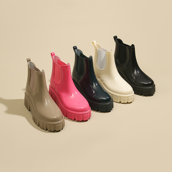 Moteriški lietaus batai, vidutinio aukščio viršus, storesnė padas, PVC viršus, vidutinio kulno 3–5 cm, vientisos spalvos, tinka pavasariui, rudeniui ir žiemai
