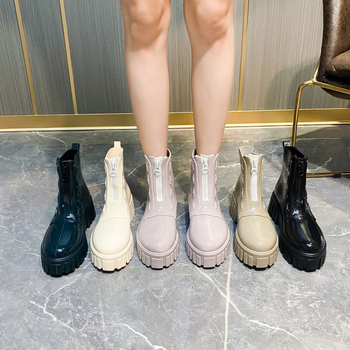 Moteriški lietaus batai, vidutinio aukščio viršus, storesnė padas, PVC viršus, vidutinio kulno 3–5 cm, vientisos spalvos, tinka pavasariui, rudeniui ir žiemai