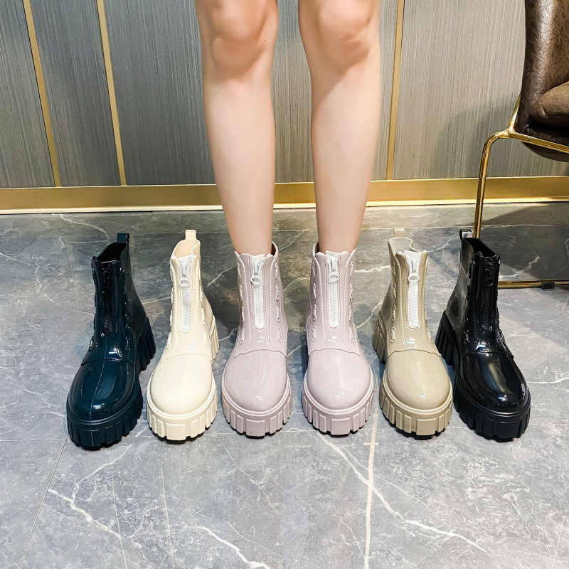 Moteriški lietaus batai, vidutinio aukščio viršus, storesnė padas, PVC viršus, vidutinio kulno 3–5 cm, vientisos spalvos, tinka pavasariui, rudeniui ir žiemai