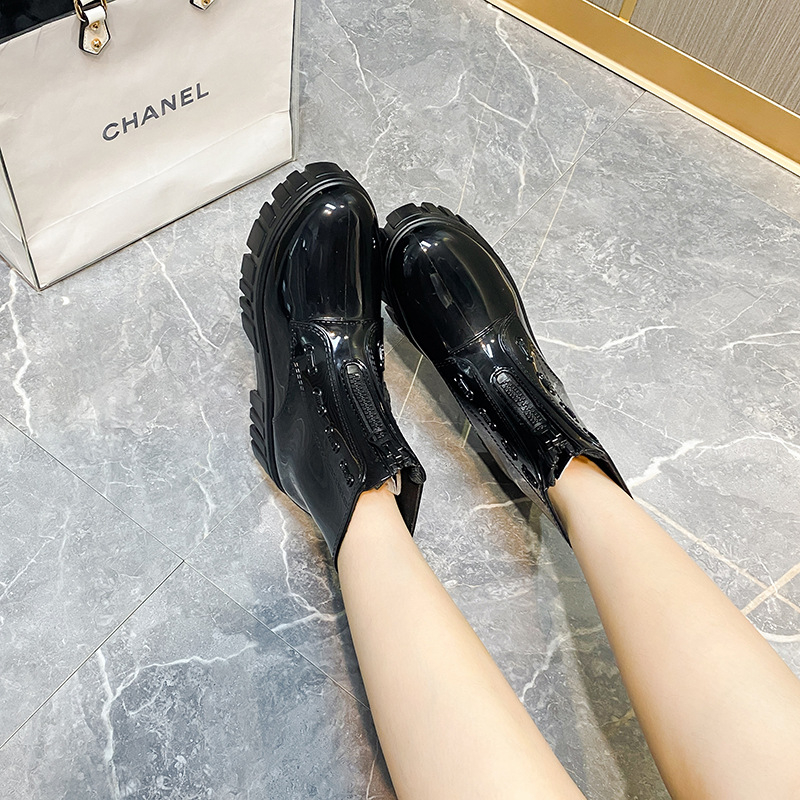 Moteriški lietaus batai, vidutinio aukščio viršus, storesnė padas, PVC viršus, vidutinio kulno 3–5 cm, vientisos spalvos, tinka pavasariui, rudeniui ir žiemai