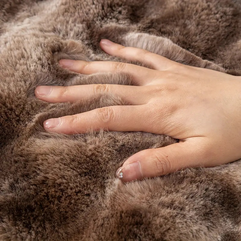 Istmepadi imitatsioonjänese karvaga, ristkülikukujuline, polüester; libisemiskindel, veekindel, kiire kuivatamine, kergesti puhastatav, kulumiskindel