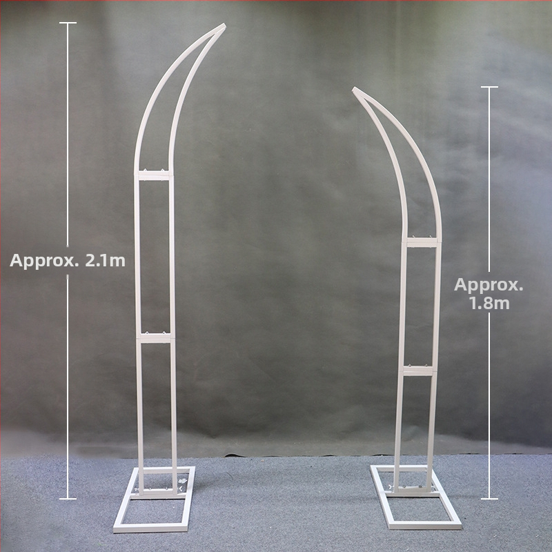 Железен сватбен арк с флорална украса, роговидна форма за открити сватби