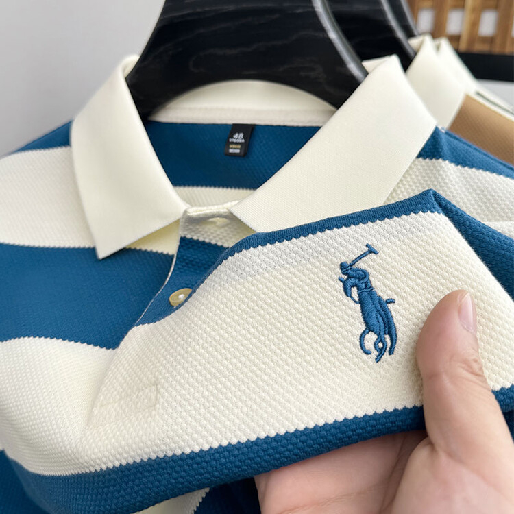 Polo krekliņš ar svītrainu rakstu, īsām piedurknēm, brīvā piegriezuma, izšūšana, zīds (svītras; īsās piedurknes; brīvā piegriezuma; izšūšana; zīds)