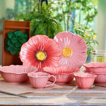 Porcelaninių dubenėlių ir lėkščių rinkinys su gėlių raštu, tinkamas naudoti mikrobangų krosnelėje, pritaikomas