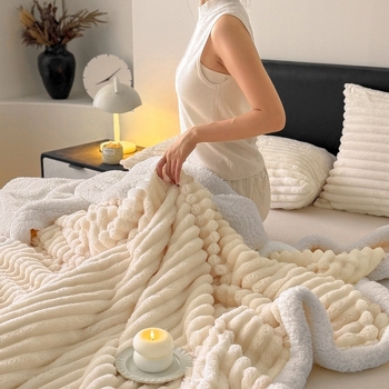 Κουβέρτα velvet φλίς γάλακτος | Υλικό: βελούδο, Βάρος: 800–1000 g, Σχέδιο: ριγές ή μονόχρωμο, Για όλες τις εποχές, Σύγχρονο μινιμαλιστικό στυλ