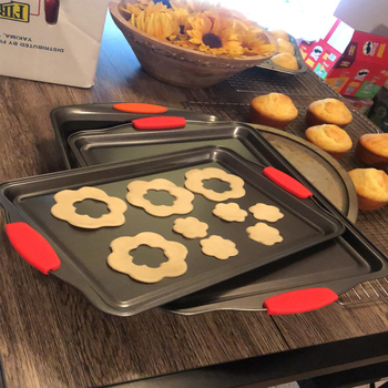 Taisnstūrveida antiadhēzējoša cepamā panna un kūkas forma, izturīga augstām temperatūrām, no oglekļa tērauda, mūsdienīgs vienkāršs dizains.