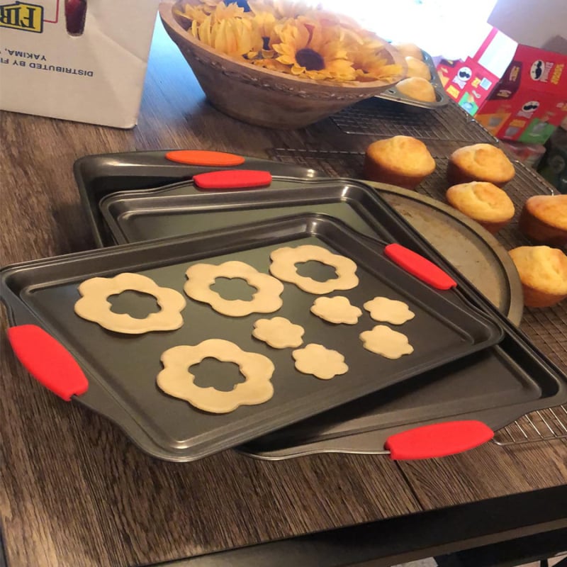 Taisnstūrveida antiadhēzējoša cepamā panna un kūkas forma, izturīga augstām temperatūrām, no oglekļa tērauda, mūsdienīgs vienkāršs dizains.