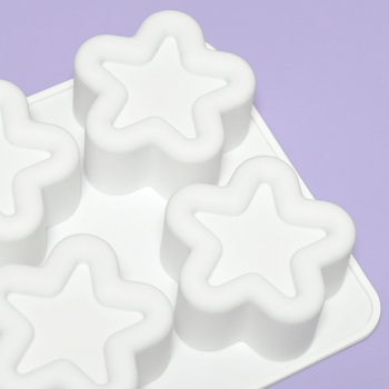 Silicone forma moussei ir šokoladui su 6 skyreliais ir įvairiomis formomis (žvaigždutės, Rubiko kubas, širdis); tinkama fondantui, rankų darbo muilams ir kvapiosioms žvakėms.