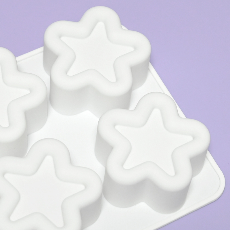 Silicone forma moussei ir šokoladui su 6 skyreliais ir įvairiomis formomis (žvaigždutės, Rubiko kubas, širdis); tinkama fondantui, rankų darbo muilams ir kvapiosioms žvakėms.