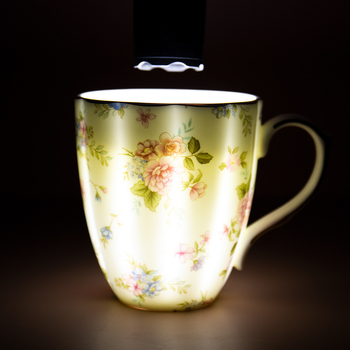 Kavos puodelis iš kaulinio porceliano, su daugiau nei 36% kaulinio miltelių, netaisyklingos formos, gėlių raštas, aukšta temperatūros atsparumas, logotipo spausdinimas įmanomas