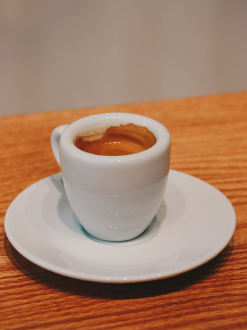 Espresso puodelis keramika, 9 mm storis, su padėklu