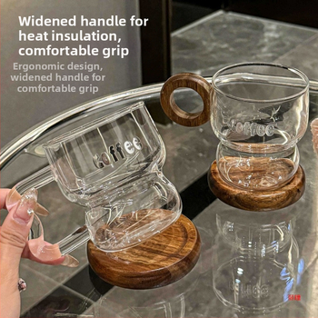 Kavos puodelis iš krištolo stiklo, modernus minimalistinis dizainas su rankena, netolygos formos, logotipo spauda įmanoma.