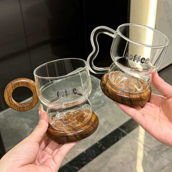 Kavos puodelis iš krištolo stiklo, modernus minimalistinis dizainas su rankena, netolygos formos, logotipo spauda įmanoma.