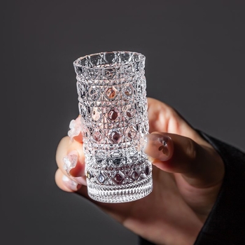 Kokteilinė stiklinė, stiklo korpusas su brangakmenių raštu, šviesus prabanga-retro stilius, talpa virš 1000 ml