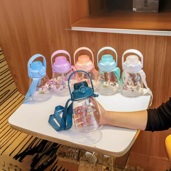 Vaikų gertuvė su šiaudeliu tiesioginiam gurkšniui, iš PC plastiko, su dirželiu, ekologiška, vieno sluoksnio konstrukcija (Medžiaga: PC; Stilius: modernus minimalizmas; Su dirželiu; Ekologiška; Konstrukcija: vieno sluoksnio)