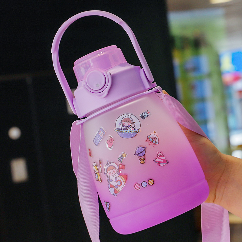 Vaikų gertuvė su šiaudeliu tiesioginiam gurkšniui, iš PC plastiko, su dirželiu, ekologiška, vieno sluoksnio konstrukcija (Medžiaga: PC; Stilius: modernus minimalizmas; Su dirželiu; Ekologiška; Konstrukcija: vieno sluoksnio)