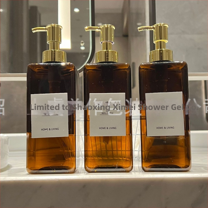 Sticlă pătrată din plastic cu pompă pentru uz hotelier – balsam, loțiune, ulei de masaj (Origine: Shaoxing, Zhejiang; Material: PET; Tehnică de fabricație: Blow molding; Ambalare: Ambalaj cosmetic)