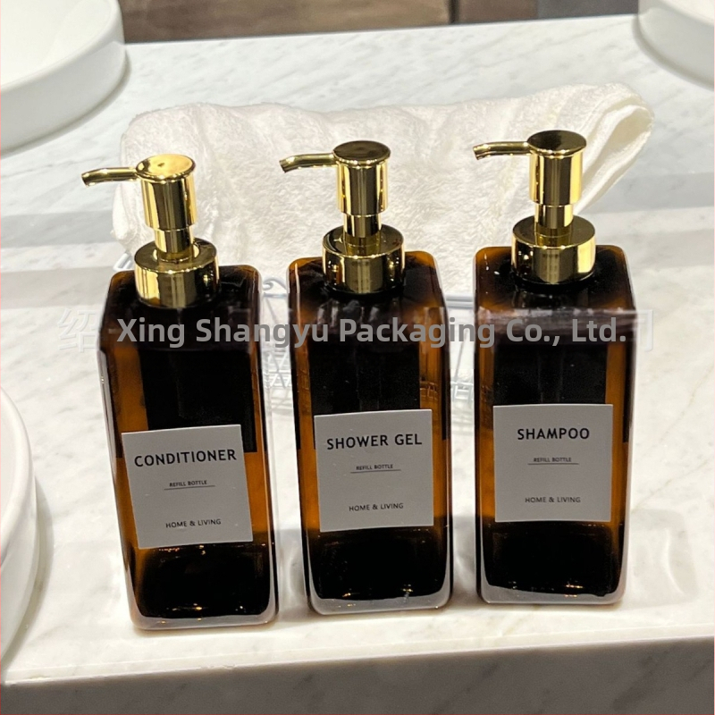 Квадратно пластмасово шише с помпа за хотелския сектор – кондиционер, лосион и масажно масло (Произход: Шаосин, Джъдзян; Материал: PET; Технология: Издухване; Опаковка: Козметична опаковка)