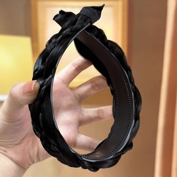 Περούκα με φαρδιά λωρίδα για το κεφάλι, αφράτο στιλ πλέξης ψαροκόκαλο, κοντό μήκος για κυρίες; υλικό: σύρμα υψηλής θερμοκρασίας; μοντέλο: Gourd braid 03; καλύπτει τα γκρίζα μαλλιά και προσθέτει όγκο στην κορυφή