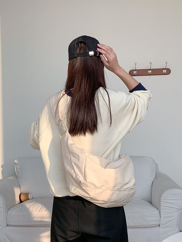 Nylon dumpling alakú táska — tote stílus, cipzáras nyitás, poliészter bélés, belső zseb