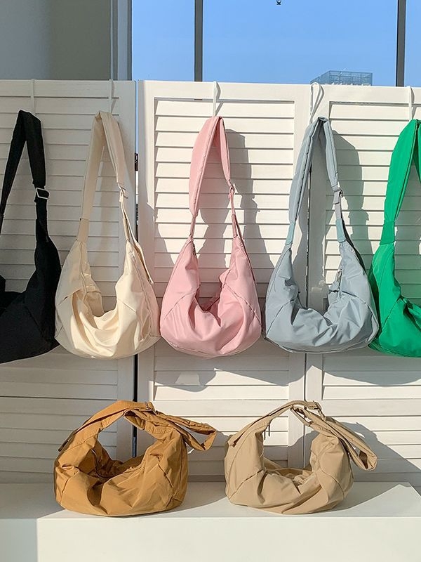 Nylon dumpling alakú táska — tote stílus, cipzáras nyitás, poliészter bélés, belső zseb