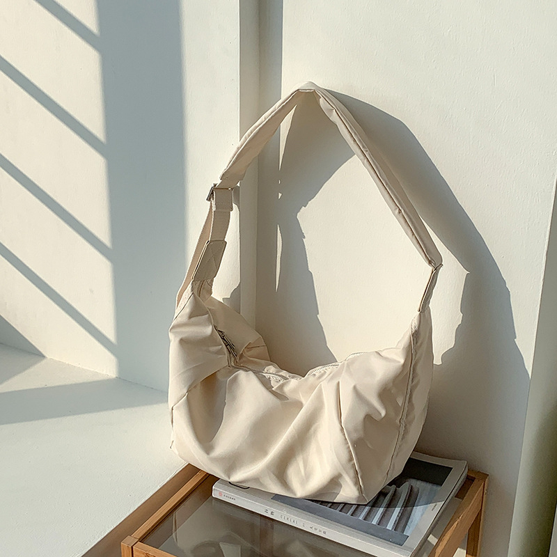 Nylon dumpling alakú táska — tote stílus, cipzáras nyitás, poliészter bélés, belső zseb