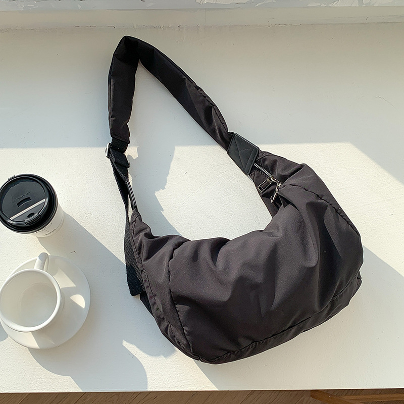 Nylon dumpling alakú táska — tote stílus, cipzáras nyitás, poliészter bélés, belső zseb