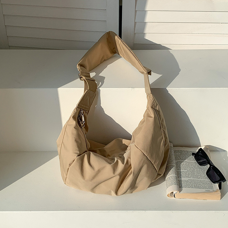 Nylon dumpling alakú táska — tote stílus, cipzáras nyitás, poliészter bélés, belső zseb