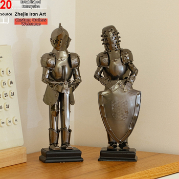 Διακοσμητική φιγούρα μαχητή από σίδηρο, ευρωπαϊκού στυλ, κρατώντας όπλα, για οικιακή διακόσμηση — Yaosha