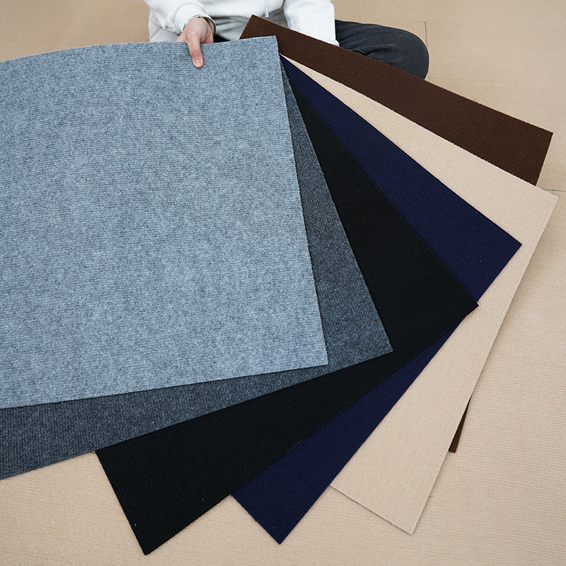 Komerciālais pašlīmējošais paklājs no poliesteru, svītrainais raksts, pastorālais stils, mašīnveidots austs