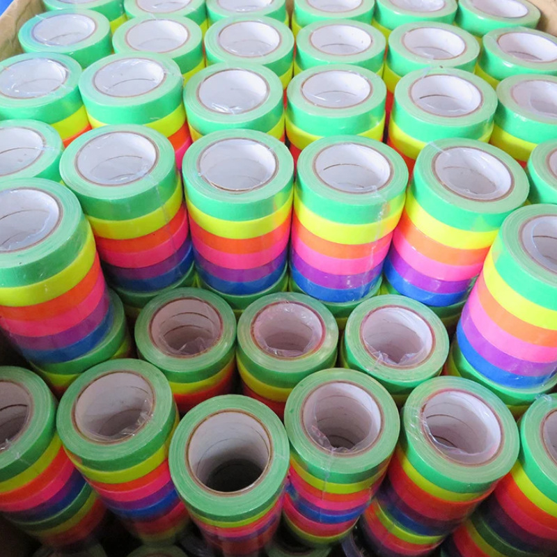 Bandă UV fluorescente din pânză – bază de pânză, grosime 0,28 mm, adeziv pe bază de cauciuc, rezistență la temperatură pe termen lung 60°C, bună rupere