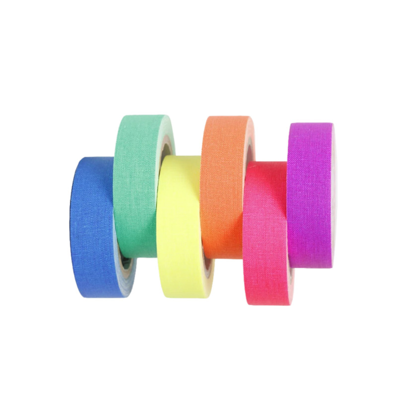 Bandă UV fluorescente din pânză – bază de pânză, grosime 0,28 mm, adeziv pe bază de cauciuc, rezistență la temperatură pe termen lung 60°C, bună rupere