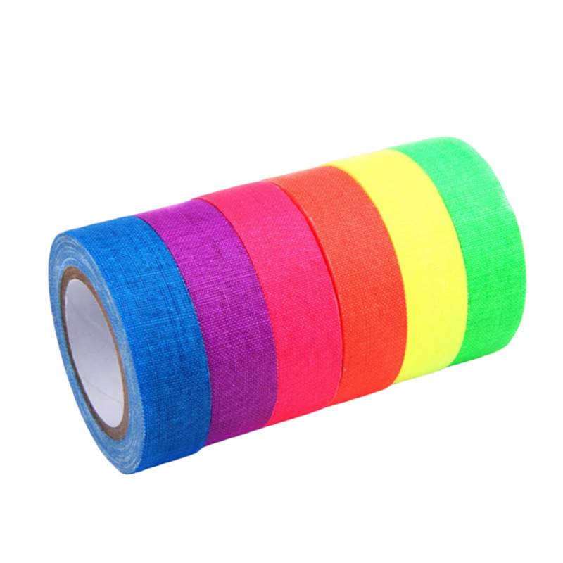 Bandă UV fluorescente din pânză – bază de pânză, grosime 0,28 mm, adeziv pe bază de cauciuc, rezistență la temperatură pe termen lung 60°C, bună rupere