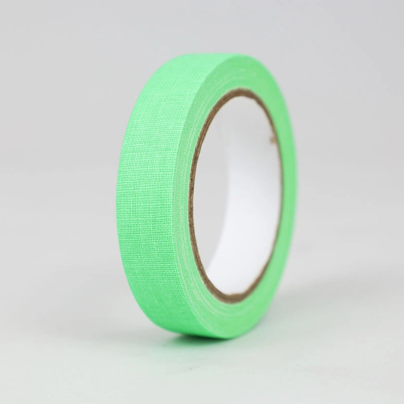 Bandă UV fluorescente din pânză – bază de pânză, grosime 0,28 mm, adeziv pe bază de cauciuc, rezistență la temperatură pe termen lung 60°C, bună rupere