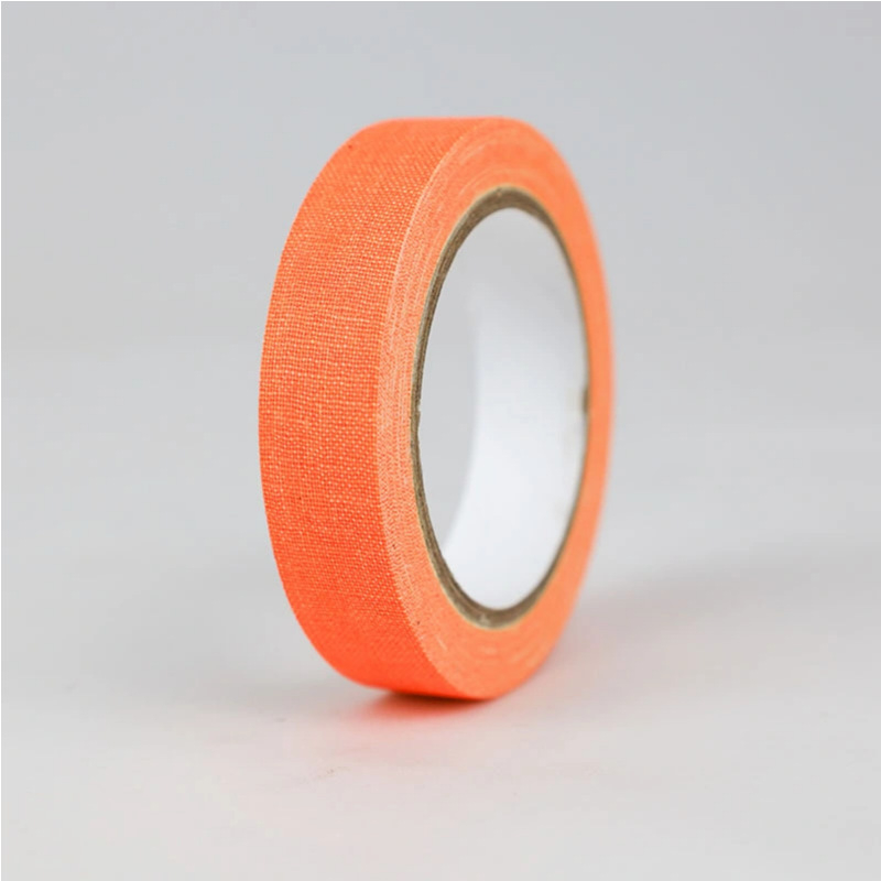 Bandă UV fluorescente din pânză – bază de pânză, grosime 0,28 mm, adeziv pe bază de cauciuc, rezistență la temperatură pe termen lung 60°C, bună rupere