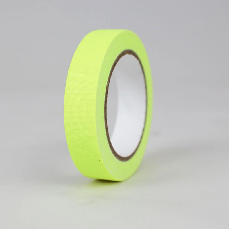 Bandă UV fluorescente din pânză – bază de pânză, grosime 0,28 mm, adeziv pe bază de cauciuc, rezistență la temperatură pe termen lung 60°C, bună rupere