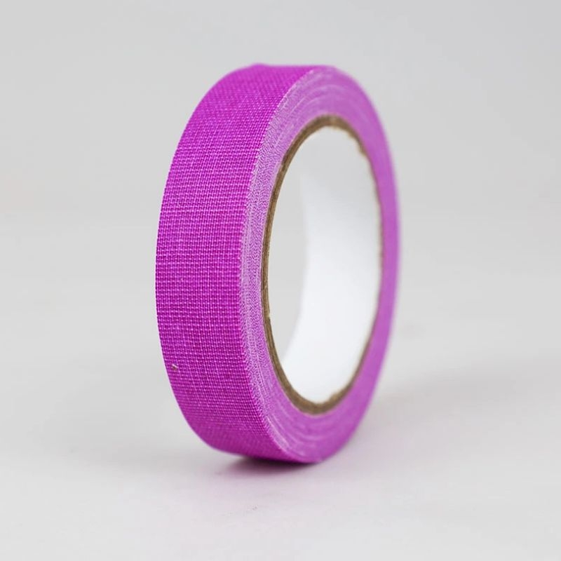 Bandă UV fluorescente din pânză – bază de pânză, grosime 0,28 mm, adeziv pe bază de cauciuc, rezistență la temperatură pe termen lung 60°C, bună rupere