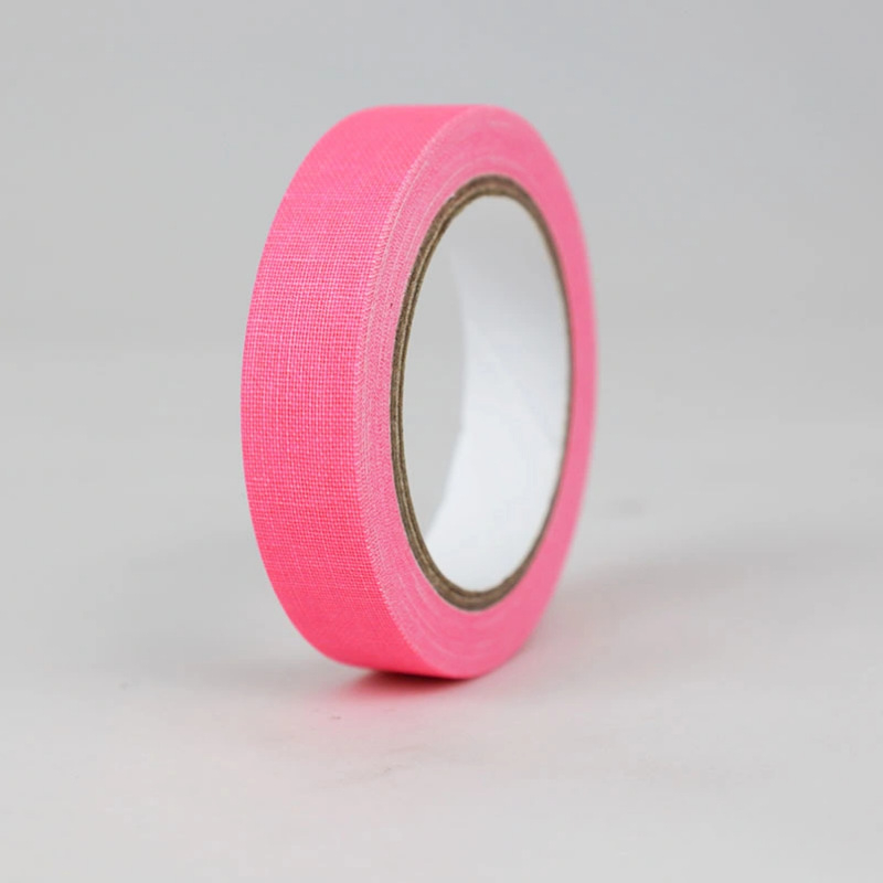 Bandă UV fluorescente din pânză – bază de pânză, grosime 0,28 mm, adeziv pe bază de cauciuc, rezistență la temperatură pe termen lung 60°C, bună rupere