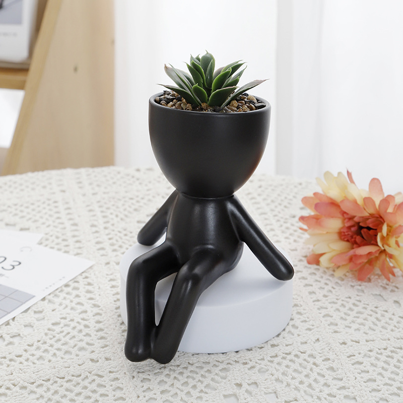 Ghiveci ceramic cu formă umană, lucrat manual, pentru decor de birou sau acasă