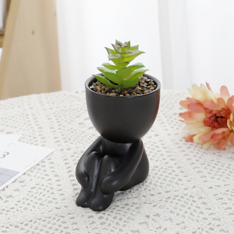 Ghiveci ceramic cu formă umană, lucrat manual, pentru decor de birou sau acasă