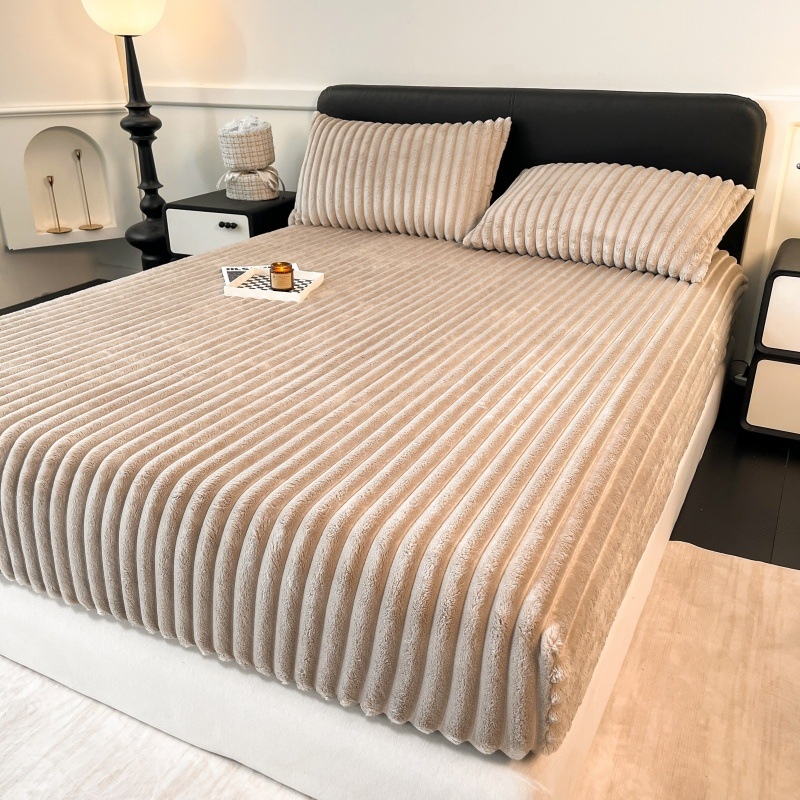 Fitted leht elastse servaga, kahekordse veluuu ning küülikukeha materjaliga, ühtlane muster, 300–500 g/m²