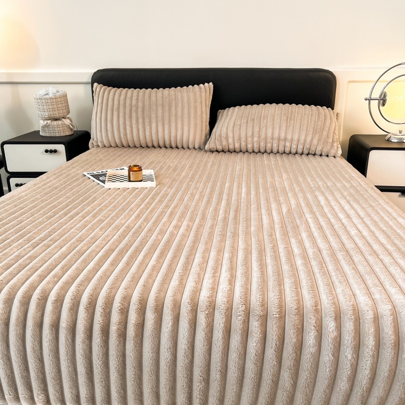 Fitted leht elastse servaga, kahekordse veluuu ning küülikukeha materjaliga, ühtlane muster, 300–500 g/m²