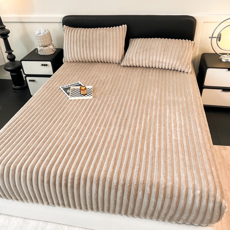 Fitted leht elastse servaga, kahekordse veluuu ning küülikukeha materjaliga, ühtlane muster, 300–500 g/m²