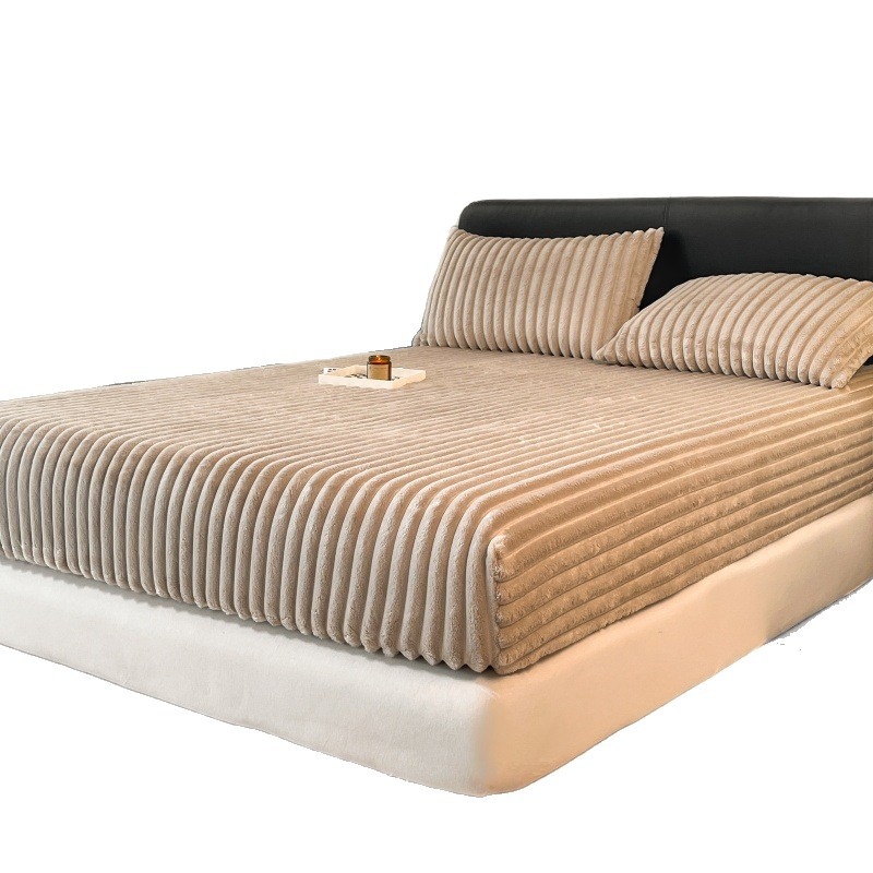 Fitted leht elastse servaga, kahekordse veluuu ning küülikukeha materjaliga, ühtlane muster, 300–500 g/m²