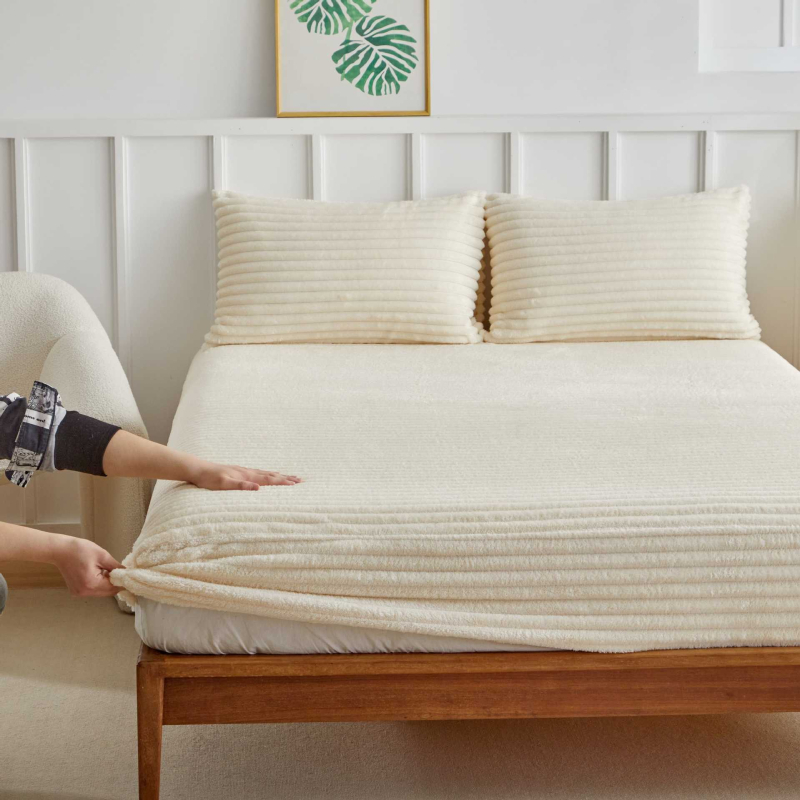 Fitted leht elastse servaga, kahekordse veluuu ning küülikukeha materjaliga, ühtlane muster, 300–500 g/m²