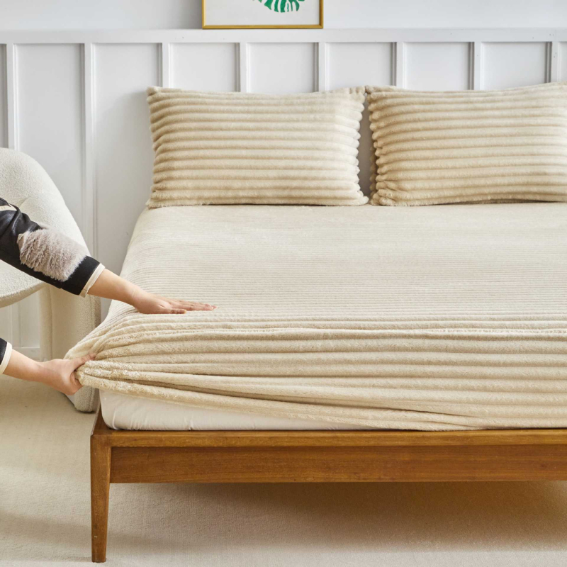 Fitted leht elastse servaga, kahekordse veluuu ning küülikukeha materjaliga, ühtlane muster, 300–500 g/m²