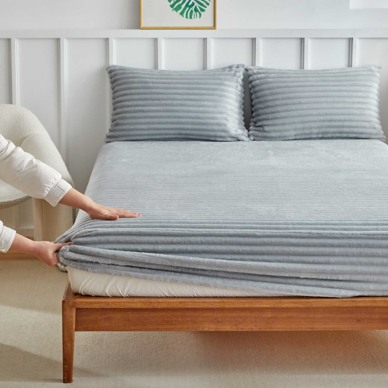 Fitted leht elastse servaga, kahekordse veluuu ning küülikukeha materjaliga, ühtlane muster, 300–500 g/m²