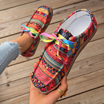 Ženske tenisice od platna u etno stilu s grafiti uzorkom, niski gornji dio, vezanje sprijeda, debela potplat s drvenim uzorkom