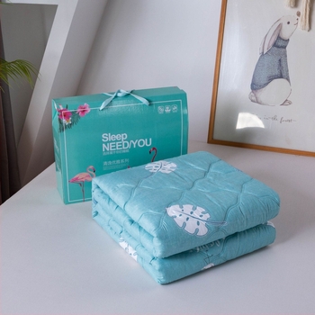 Καλοκαιρινό δροσιστικό πάπλωμα σε κουτί δώρου, εκτύπωση με αντίδραση, γέμισμα από συνθετικές ίνες (~95%), ύφασμα πολυεστέρα, βάρος κάτω από 1 kg, κατάλληλο για καλοκαίρι